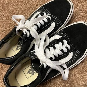 Vans Old Skool (Black & White) Women’s Sneakers in size 6.5